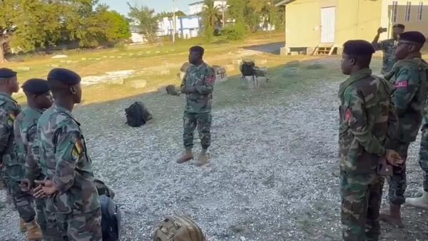 የጃማይካ ጦር ኃይሎች ከጋና የጦር ኃይሎች ጋር በመሆን በሜሊሳ አውሎ ንፋስ የፈረሡ መሠረተ ልማቶችን ዳግም ለመገንባት ዘመቻ ጀመሩ - Sputnik አፍሪካ