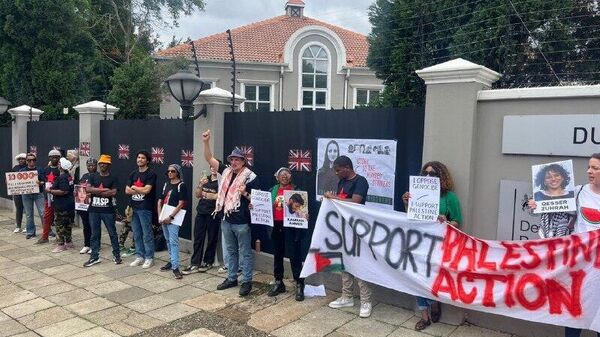 በጆሃንስበርግ ከብሪቲሽ ካውንስል አጥር ውጪ የተሰባሰቡ ሰልፈኞች፤ ብሪታንያ ፍልስጤማውያን የፖለቲካ እስረኞችን ሰብዓዊ በሆነ መንገድ እንድትይዝ ጥሪ አቀረቡ - Sputnik አፍሪካ