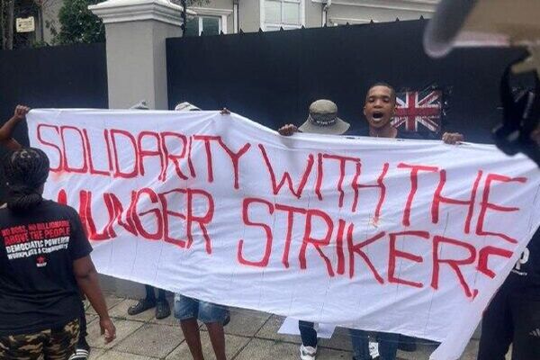 በጆሃንስበርግ ከብሪቲሽ ካውንስል አጥር ውጪ የተሰባሰቡ ሰልፈኞች፤ ብሪታንያ ፍልስጤማውያን የፖለቲካ እስረኞችን ሰብዓዊ በሆነ መንገድ እንድትይዝ ጥሪ አቀረቡ - Sputnik አፍሪካ