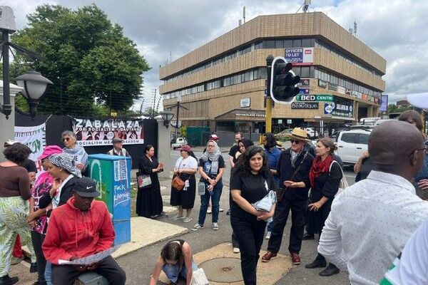 በጆሃንስበርግ ከብሪቲሽ ካውንስል አጥር ውጪ የተሰባሰቡ ሰልፈኞች፤ ብሪታንያ ፍልስጤማውያን የፖለቲካ እስረኞችን ሰብዓዊ በሆነ መንገድ እንድትይዝ ጥሪ አቀረቡ - Sputnik አፍሪካ