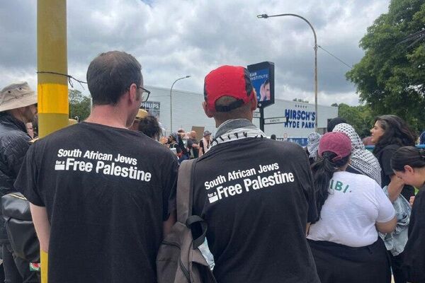 በጆሃንስበርግ ከብሪቲሽ ካውንስል አጥር ውጪ የተሰባሰቡ ሰልፈኞች፤ ብሪታንያ ፍልስጤማውያን የፖለቲካ እስረኞችን ሰብዓዊ በሆነ መንገድ እንድትይዝ ጥሪ አቀረቡ - Sputnik አፍሪካ