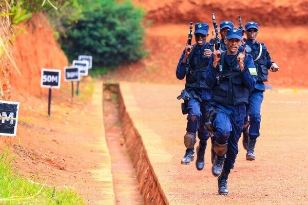 የሩዋንዳ ብሔራዊ ፖሊስ ሥነ-ምግባርና ታታሪነት ላይ አፅዕኖት በመስጠት 1 ሺህ 903 ሠልጣኞችን አስመረቀ - Sputnik አፍሪካ