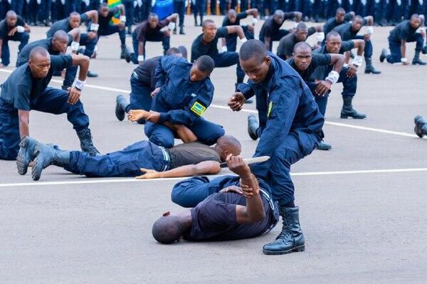 የሩዋንዳ ብሔራዊ ፖሊስ ሥነ-ምግባርና ታታሪነት ላይ አፅዕኖት በመስጠት 1 ሺህ 903 ሠልጣኞችን አስመረቀ - Sputnik አፍሪካ