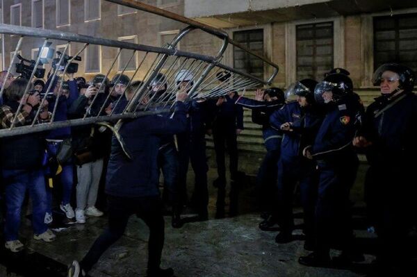 #viral | ተቃዋሚዎች በአልባኒያ ፓርላማ ርችት የታከለበት አመፅ ቀሰቀሱ - Sputnik አፍሪካ