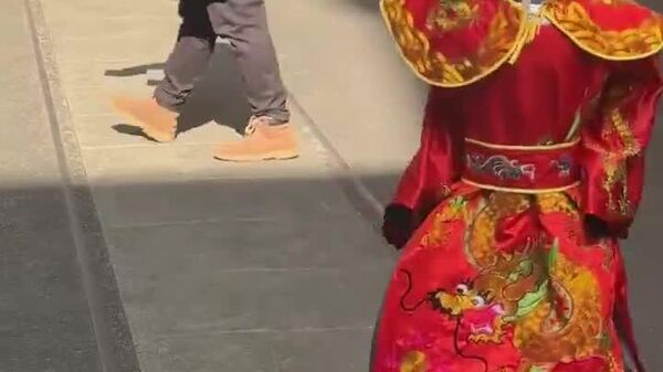 #viral | ሻንጋይ ውስጥ የቻይና የሀብት አምላክን ተመስልሎ የታየው ሮቦት - Sputnik አፍሪካ