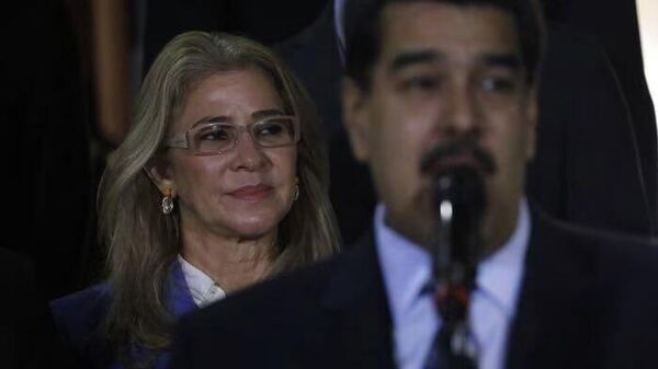 ማዱሮ እና ባለቤታቸው ከቬንዙዌላ በሄሊኮፕተር ከወጡ በኋላ በመረከብ ወደ ኒውዮርክ እየተጓጓዙ እንደሆነ ትራምፕ ገለፁ - Sputnik አፍሪካ