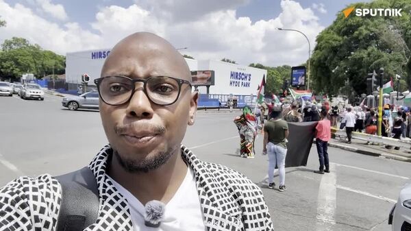 በደቡብ አፍሪካ የብሪቲሽ ካውንስል ደጃፍ እንግሊዝ የፍልስጤም ደጋፊ የሆኑ እስረኞችን እንድትፈታ የሚጠይቅ የተቃውሞ ሰልፍ ተካሄደ - የስፑትኒክ አፍሪካ ዘጋቢ - Sputnik አፍሪካ