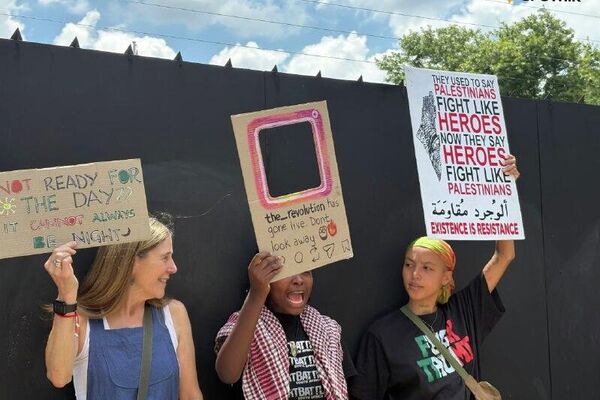 'ፍልስጤምን ነጻ አውጡ' - የደቡብ አፍሪካ የሲቪል ማኅበረሰብ ቡድኖች በብሪታንያ ታስረው የረሃብ አድማ ላይ ለሚገኙ የፍልስጤም ደጋፊ ተሟጋቾች የድጋፍ ሰልፍ አካሄዱ - Sputnik አፍሪካ