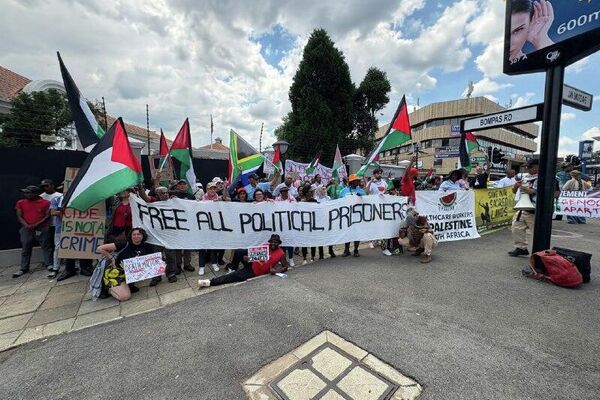 'ፍልስጤምን ነጻ አውጡ' - የደቡብ አፍሪካ የሲቪል ማኅበረሰብ ቡድኖች በብሪታንያ ታስረው የረሃብ አድማ ላይ ለሚገኙ የፍልስጤም ደጋፊ ተሟጋቾች የድጋፍ ሰልፍ አካሄዱ - Sputnik አፍሪካ
