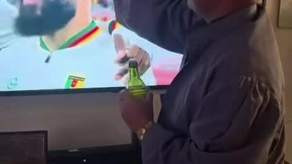#viral | ካሜሩናዊ ደጋፊ ቡድኑ የአፍሪካ ዋንጫና ድል እንዲቀናው በቴሌቪዥን ያደረገው ምርቃት መነጋገሪያ ሆነ - Sputnik አፍሪካ