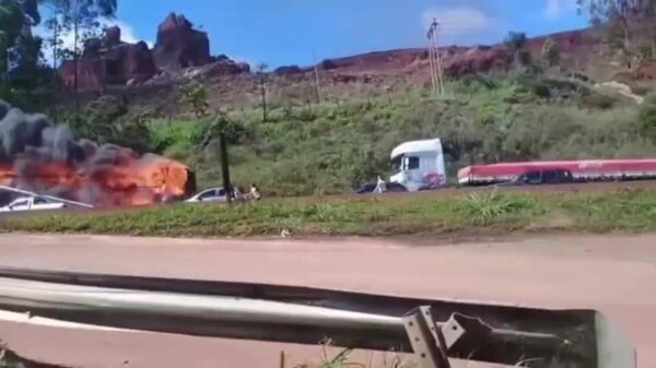 #viral | የእሳት እራት የሆነው ተሽከርካሪ፦ በብራዚል አውራ ጎዳና ላይ አንድ የቱሪስት አውቶቡስ በድንገት በእሳት ተቃጣጠለ - Sputnik አፍሪካ