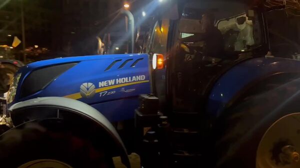 በደርዘን የሚቆጠሩ ባለትራክተር አርሶ አደሮች የሜርኮሱር የንግድ ስምምነት በመቃወም ፓሪስን አጥለቀለቋት - Sputnik አፍሪካ