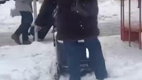 #viral | በሩሲያ ከባድ በረዶ መጣሉን ተከትሎ ለእንቅስቃሴ የተቸገረውን መልዕክተኛ ሮቦት ሰዎች እገዛ አድርገውለታል - Sputnik አፍሪካ