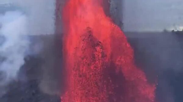 #viral | በሃዋይ የሚገኘው የኪላዌያ እሳተ ገሞራ ፍንድቶ ቅልጥ ዓለቱ ከ250 ሜትር በላይ ሽቅብ ተትጎለጎለ - Sputnik አፍሪካ