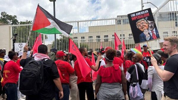 አሜሪካ በቬንዙዌላ የፈጸመችውን ጣልቃ ገብነት የሚያወግዝ የተቃውሞ ሰልፍ ጆሃንስበርግ በሚገኘው የአሜሪካ ቆንስላ ፊት ለፊት ተካሄደ - Sputnik አፍሪካ