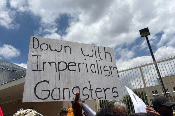 አሜሪካ በቬንዙዌላ የፈጸመችውን ጣልቃ ገብነት የሚያወግዝ የተቃውሞ ሰልፍ ጆሃንስበርግ በሚገኘው የአሜሪካ ቆንስላ ፊት ለፊት ተካሄደ - Sputnik አፍሪካ