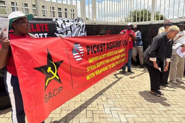 አሜሪካ በቬንዙዌላ የፈጸመችውን ጣልቃ ገብነት የሚያወግዝ የተቃውሞ ሰልፍ ጆሃንስበርግ በሚገኘው የአሜሪካ ቆንስላ ፊት ለፊት ተካሄደ - Sputnik አፍሪካ