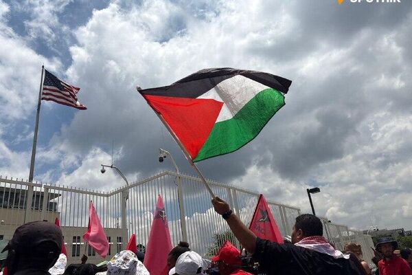 አሜሪካ በቬንዙዌላ የፈጸመችውን ጣልቃ ገብነት የሚያወግዝ የተቃውሞ ሰልፍ ጆሃንስበርግ በሚገኘው የአሜሪካ ቆንስላ ፊት ለፊት ተካሄደ - Sputnik አፍሪካ