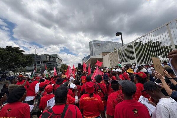 አሜሪካ በቬንዙዌላ የፈጸመችውን ጣልቃ ገብነት የሚያወግዝ የተቃውሞ ሰልፍ ጆሃንስበርግ በሚገኘው የአሜሪካ ቆንስላ ፊት ለፊት ተካሄደ - Sputnik አፍሪካ