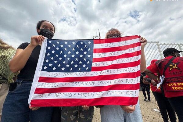 አሜሪካ በቬንዙዌላ የፈጸመችውን ጣልቃ ገብነት የሚያወግዝ የተቃውሞ ሰልፍ ጆሃንስበርግ በሚገኘው የአሜሪካ ቆንስላ ፊት ለፊት ተካሄደ - Sputnik አፍሪካ