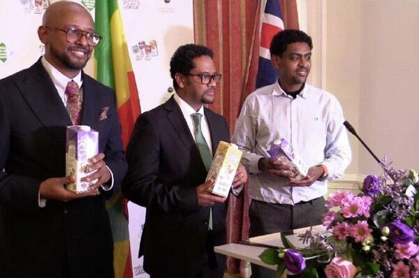 በለንደን የኢትዮጵያ ኤምባሲ በጤፍ የተዘጋጀ አማራጭ የወተት ምርት ለዓለም ገበያ አስተዋወቀ በለንደን የኢትዮጵያ ኤምባሲ በጤፍ የተዘጋጀ አማራጭ የወተት ምርት ለዓለም ገበያ አስተዋወቀ - Sputnik አፍሪካ