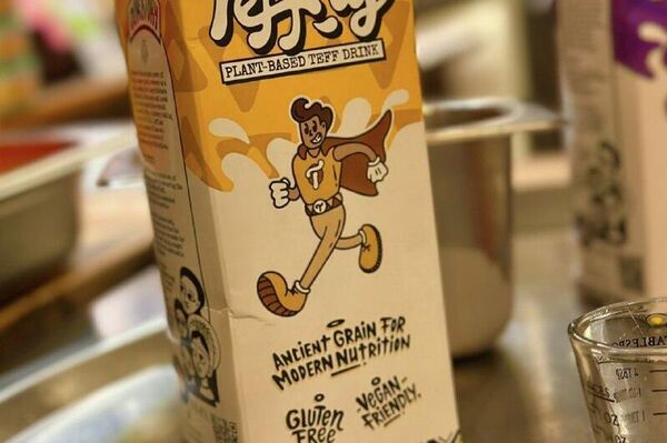 በለንደን የኢትዮጵያ ኤምባሲ በጤፍ የተዘጋጀ አማራጭ የወተት ምርት ለዓለም ገበያ አስተዋወቀ በለንደን የኢትዮጵያ ኤምባሲ በጤፍ የተዘጋጀ አማራጭ የወተት ምርት ለዓለም ገበያ አስተዋወቀ - Sputnik አፍሪካ