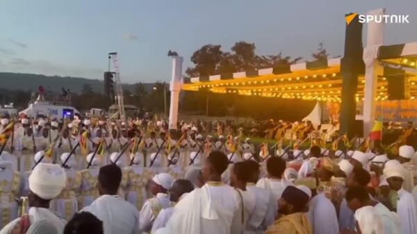 በከተራ በዓል ታቦታት ከየአብያተ ክርስቲያናቱ ወጥተው በምዕመናን ከተሸኙ በኋላ በማደሪያ ባሕረ ጥምቀታቸው ገብተዋል - Sputnik አፍሪካ