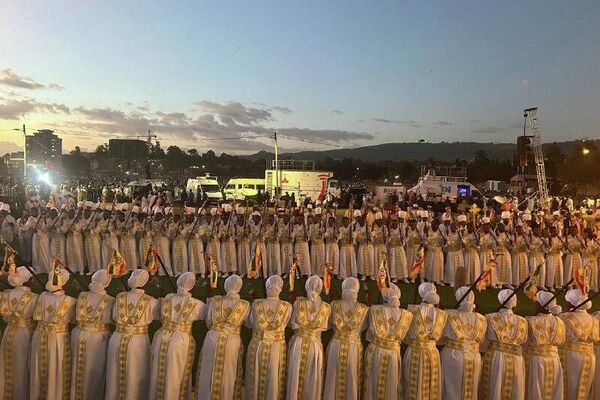 በከተራ በዓል ታቦታት ከየአብያተ ክርስቲያናቱ ወጥተው በምዕመናን ከተሸኙ በኋላ በማደሪያ ባሕረ ጥምቀታቸው ገብተዋል - Sputnik አፍሪካ