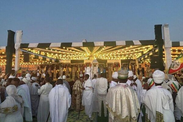 በከተራ በዓል ታቦታት ከየአብያተ ክርስቲያናቱ ወጥተው በምዕመናን ከተሸኙ በኋላ በማደሪያ ባሕረ ጥምቀታቸው ገብተዋል - Sputnik አፍሪካ