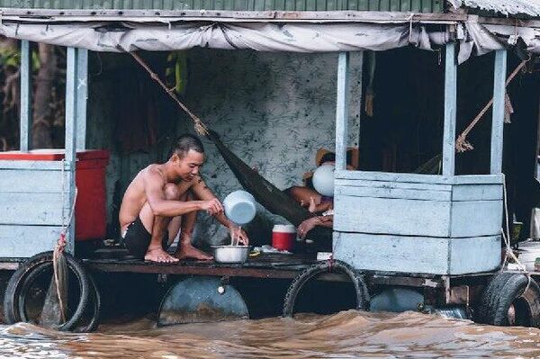 የደቡብ አፍሪካ ጦር በጎርፍ ወደተመታችው ሞዛምቢክ የነፍስ አድን ቡድን የያዘ ሄሊኮፕተር ላከ - Sputnik አፍሪካ
