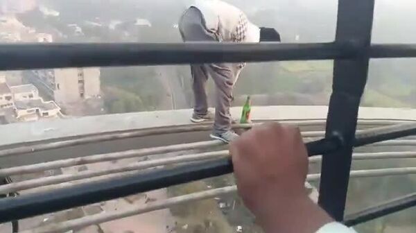 #viral | ሕንዳዊው አክሮባቲስት 86 ሜትር ከፍታ ካለው ጂንዳል ታወር አናት ላይ ጠርሙሶችን ተመርኩዞ ሚዛኑን ጠብቆ በአናቱ መቆም ችሏል - Sputnik አፍሪካ
