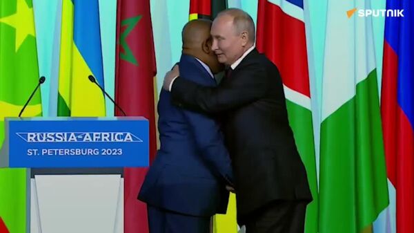 የመተቃቀፍ ቀን - ፑቲን የአፍሪካ እና የብሪክስ ሀገራት መሪዎችን በአክብሮት ሲያቅፉ የሚያሳየውን የስፑትኒክ አፍሪካን ጥንቅር ይመልከቱ - Sputnik አፍሪካ