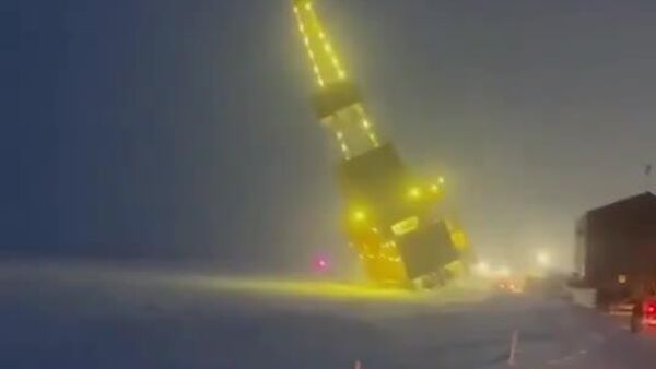 #viral| በአላስካ በረዶ ላይ ሲጓዝ የነበረ የነዳጅ ማውጫ መዋቅር የመውደቅ አደጋ ደረሰበት - Sputnik አፍሪካ