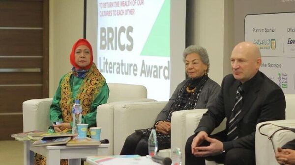 ግብፃዊቷ ጸሐፊ የመጀመሪያውን የብሪክስ የሥነ-ጽሑፍ ሽልማት አሸነፉ - Sputnik አፍሪካ
