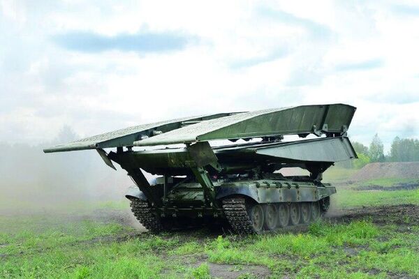 የሩሲያው መንግሥታዊ ኮርፖሬሽን ሮስቴክ የኤምቲዩ-90ኤም ሁለንተናዊ ድልድይ ገጣሚ ታንክ ተግባራዊ ሥምሪትን አስመለከተ - Sputnik አፍሪካ