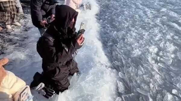 #viral | ተንቀሳቃሽ በረድ - በነፋስ የታነጹ የቻይና ሳይራም ሐይቅ የበረዶ ክምችቶች አስደናቂ ዝማሜ - Sputnik አፍሪካ