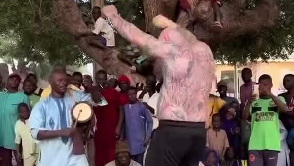 #viral | የዳምቤ ልዩ አቀባበል - ከናይጄሪያውያን የግላዲያተር ቦክሲንግ በአጭሩ ግን በከባዱ ትውውቅ ያደረገው ጎብኚ - Sputnik አፍሪካ