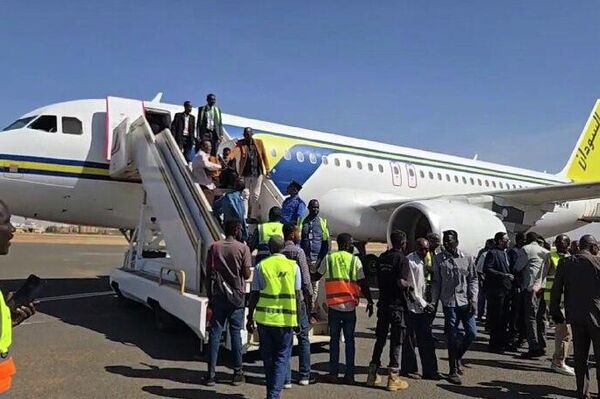 የካርቱም አውሮፕላን ማረፊያ የሱዳን የእርስ በርስ ጦርነት ከተቀሰቀሰ ወዲህ ሁለተኛውን የንግድ በረራ አስተናገደ የካርቱም አውሮፕላን ማረፊያ የሱዳን የእርስ በርስ ጦርነት ከተቀሰቀሰ ወዲህ ሁለተኛውን የንግድ በረራ አስተናገደ - Sputnik አፍሪካ