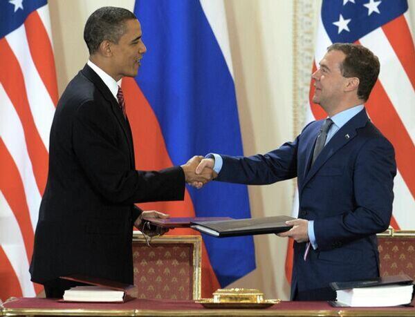 የቀድሞ የአሜሪካ ፕሬዚዳንት ባራክ ኦባማ እና የቀድሞ የሩሲያ ፕሬዚዳንት ዲሚትሪ ሜድቬዴቭ አዲሱን የስታርት ስምምነት እ.ኤ.አ ሚያዝያ 8 ቀን 2010 ዓ.ም በፕራግ ካስል ከፈረሙ በኋላ። - Sputnik አፍሪካ