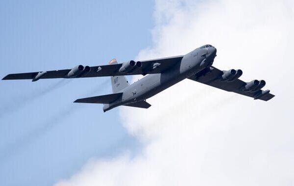 የአሜሪካ አየር ኃይል ቢ-52 ቦምብ ጣይ አውሮፕላን 'አይረን ዎልፍ 2016' በተባለ ወታደራዊ ልምምድ ወቅት በፓብራዴ የስልጠና ክልል ላይ ሲበር  - Sputnik አፍሪካ