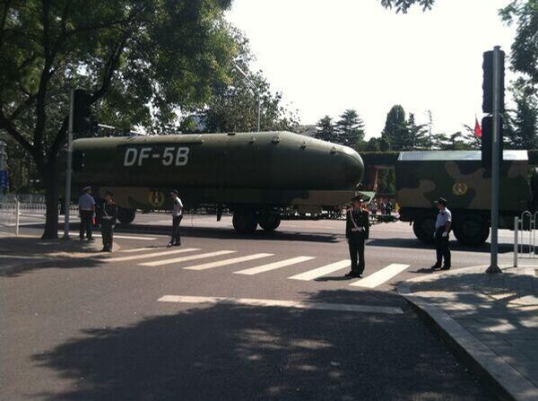 እ.ኤ.አ በመስከረም 3 ቀን 2015 በቤጂንግ ከተካሄደው ወታደራዊ ሰልፍ በኋላ የታየው በቅርቡ የተሻሻለው የቻይናው ዲኤፍ-5ቢ አህጉር አቋራጭ ባሊስቲክ ሚሳኤል የላይኛው ክፍል - Sputnik አፍሪካ