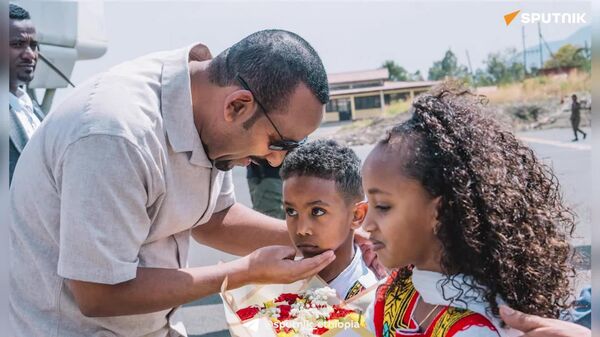 ጠቅላይ ሚኒስትር ዐቢይ አሕመድ እና ቀዳማዊት እመቤት ዝናሽ ታያቸው ኮምቦልቻ ሲደርሱ ደማቅ አቀባበል ተደረገላቸው - Sputnik አፍሪካ