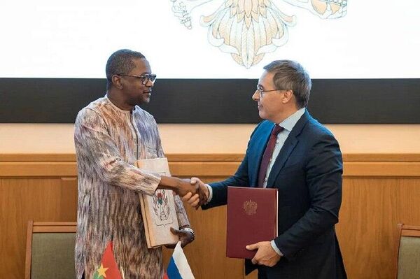 ሩሲያ እና ቡርኪና ፋሶ የሳይንስ እና የትምህርት ትብብራቸውን ለማሳደግ ሁለት ስምምነቶችን ተፈራረሙ - Sputnik አፍሪካ