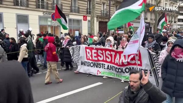 የዘር ማጥፋት ይቁም! - በመቶዎች የሚቆጠሩ ሰልፈኞች ፍልስጤማውያንን በመደገፍ በፓሪስ ሰልፍ ወጡ - Sputnik አፍሪካ