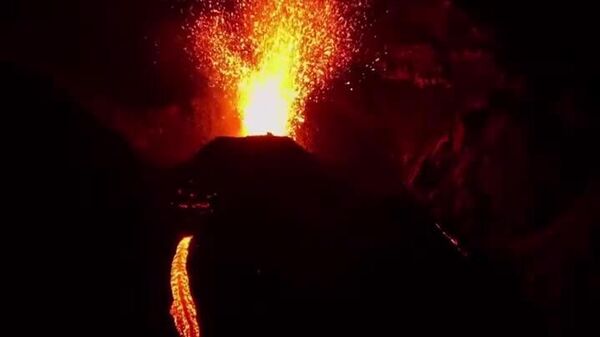 #viral ​ የእሳት ወንዞች - የጣሊያኑ ስትሮምቦሊ እሳተ ጎመራ ላይ የታየ አስገራሚ የፍንዳታ እንቅስቃሴ - Sputnik አፍሪካ