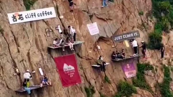 #viral | በቻይና የሚገኝ አንድ የገደል ላይ ካፌ ባለው አስደናቂ እና ውድ እይታ የቻይኖች አዲስ ዓመት በዓላት ወቅት መነጋገሪያ ሆነ - Sputnik አፍሪካ