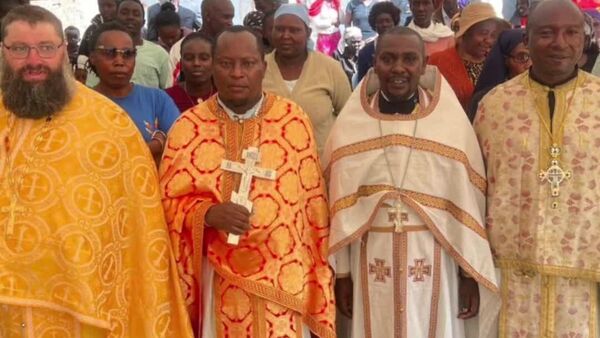 እምነት በተግባር፦ የሩሲያ የኦርቶዶክስ ቀሳውስት በጎርፍ ለተጎዳችው የኬንያዋ ናይቫሻ ድጋፍ አደረጉ - Sputnik አፍሪካ