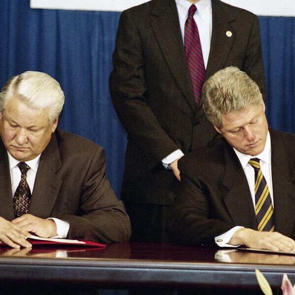 የአሜሪካው ፕሬዝዳንት ቢል ክሊንተን (በቀኝ) እና የሩሲያው ፕሬዝዳንት ቦሪስ የልሲን (በግራ) በአዉሮፓ የደህንነትና ትብብር ኮንፈረንስ (ሲኤስሲኢ)  የመሪዎች ጉባኤ የመጀመሪያ ስብሰባ ከተጠናቀቀ በኋላ ታኅሣሥ 5, 1994 እ.ኤ.አ በቡዳፔስት ኮንቬንሽን ማዕከል ውስጥ የኒውክሌር መስፋፋት መከላከል ስምምነትን ሲፈራረሙ። - Sputnik አፍሪካ