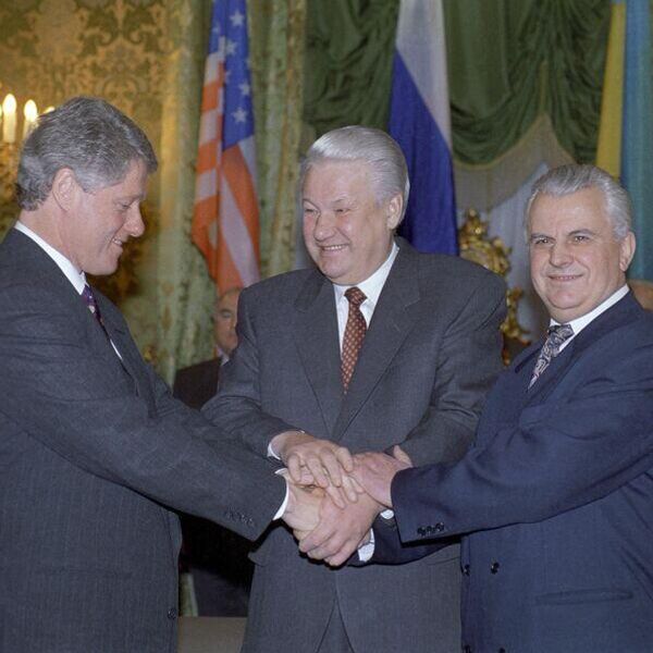 የአሜሪካ ፕሬዚዳንት ክሊንተን፣ የሩሲያ ፕሬዚዳንት የልሲን እና የዩክሬኑን ፕሬዚዳንት ክራቭቹክ ጥር 14 ቀን 1994 እ.ኤ.አ በሞስኮ ባለሶስትዮሽ መግለጫውን ከተፈራረሙ በኋላ። - Sputnik አፍሪካ