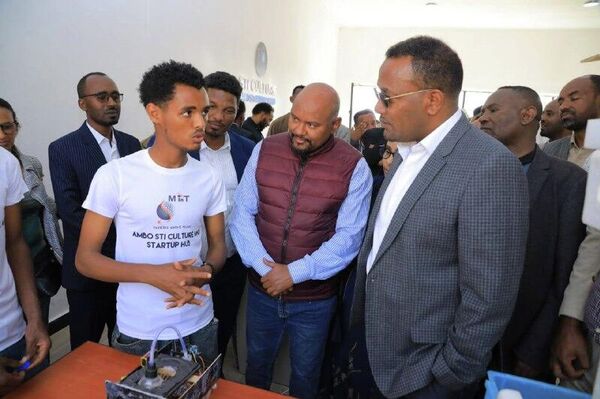 የኢኖቬሽንና ቴክኖሎጂ ሚኒስቴር በአምቦ ከተማ ያስገነባውን የወጣቶች ኢኖቬሽን ኢንኩቤሽን እና ስታርት አፕ ማዕከላትን አስመረቀ - Sputnik አፍሪካ